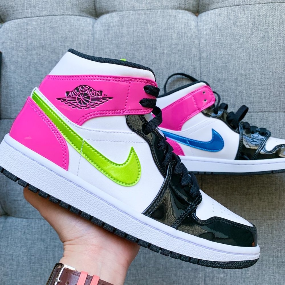 🤍💖💛🖤 Air Jordan 1 retro mid white black shoes